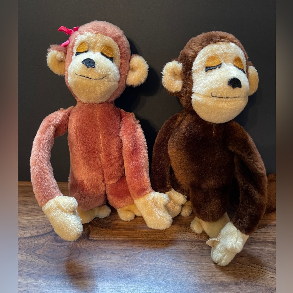 Dakin 1976. Pair of adorable hugging monkeys